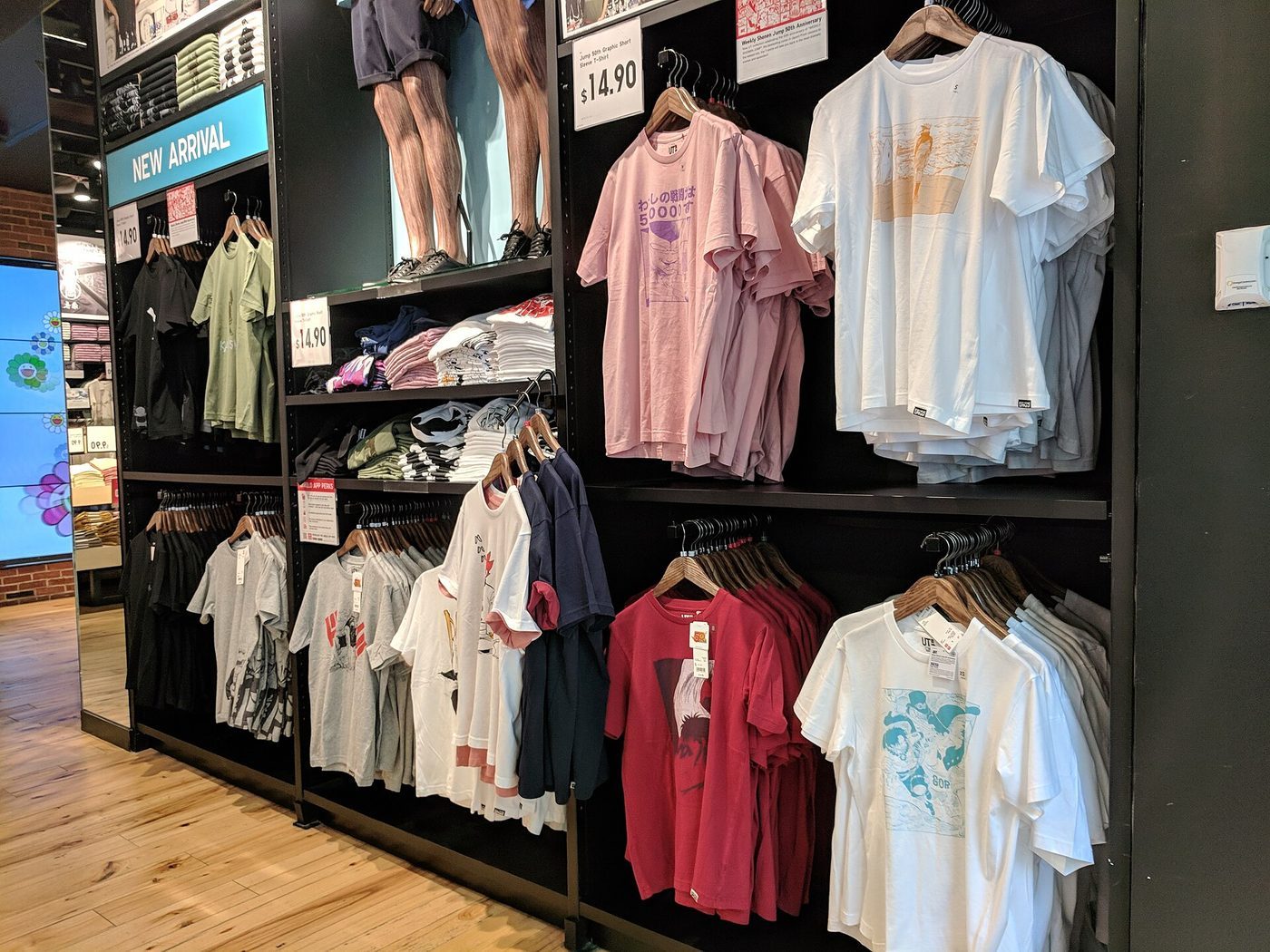Portant de vêtements sélectionnés chez Indigo Concept au Plateau, Dakar