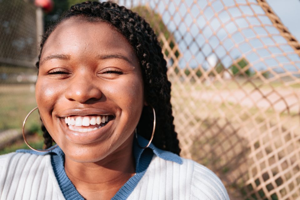 Portrait souriant d'une cliente d'Indigo Concept