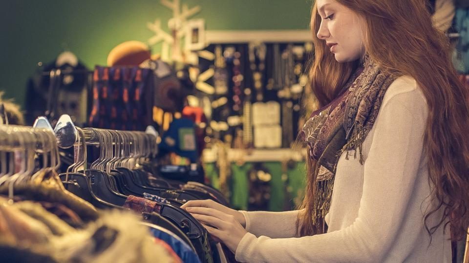 Cliente parcourant les portants du concept store Indigo au Plateau, Dakar